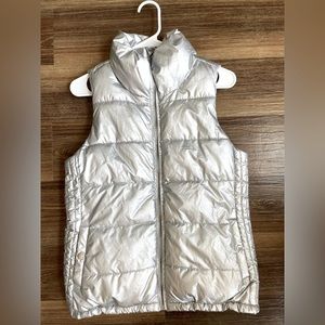 Old Navy puffer vest. Sz small. Excellent condition!